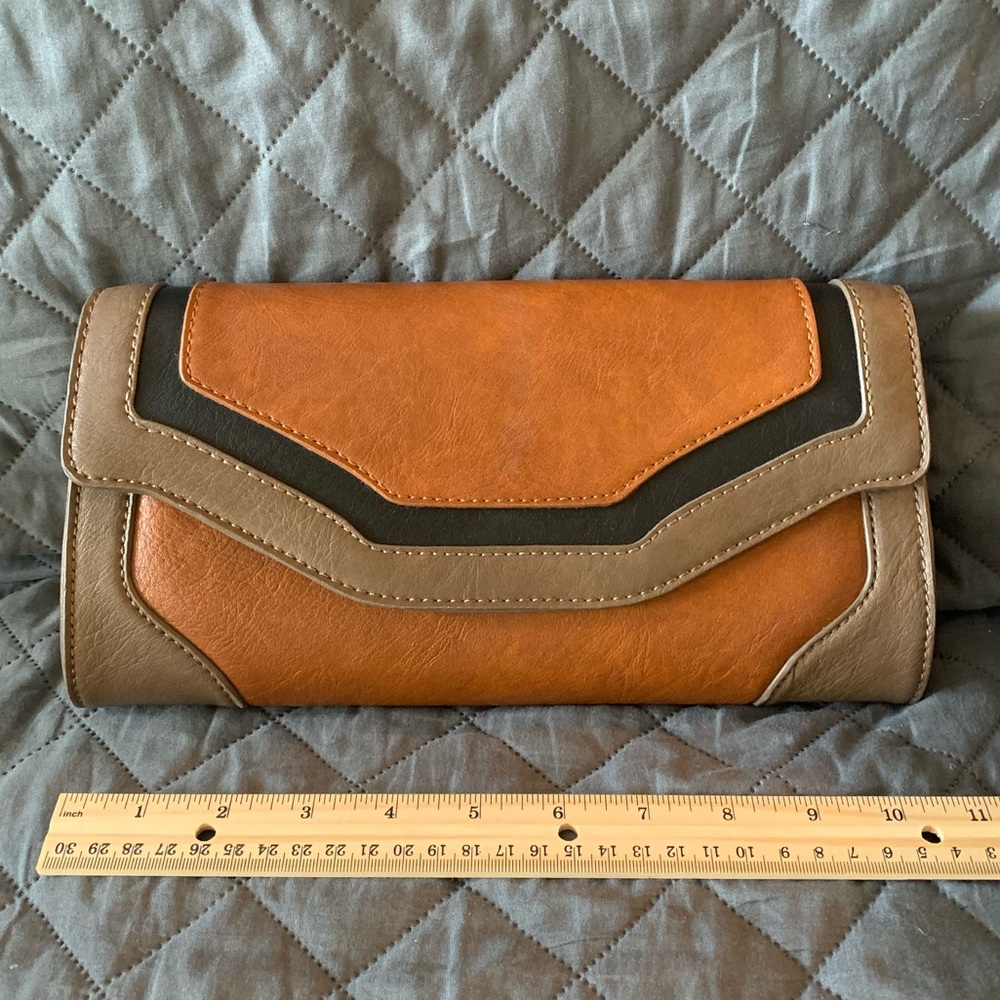 Structured clutch